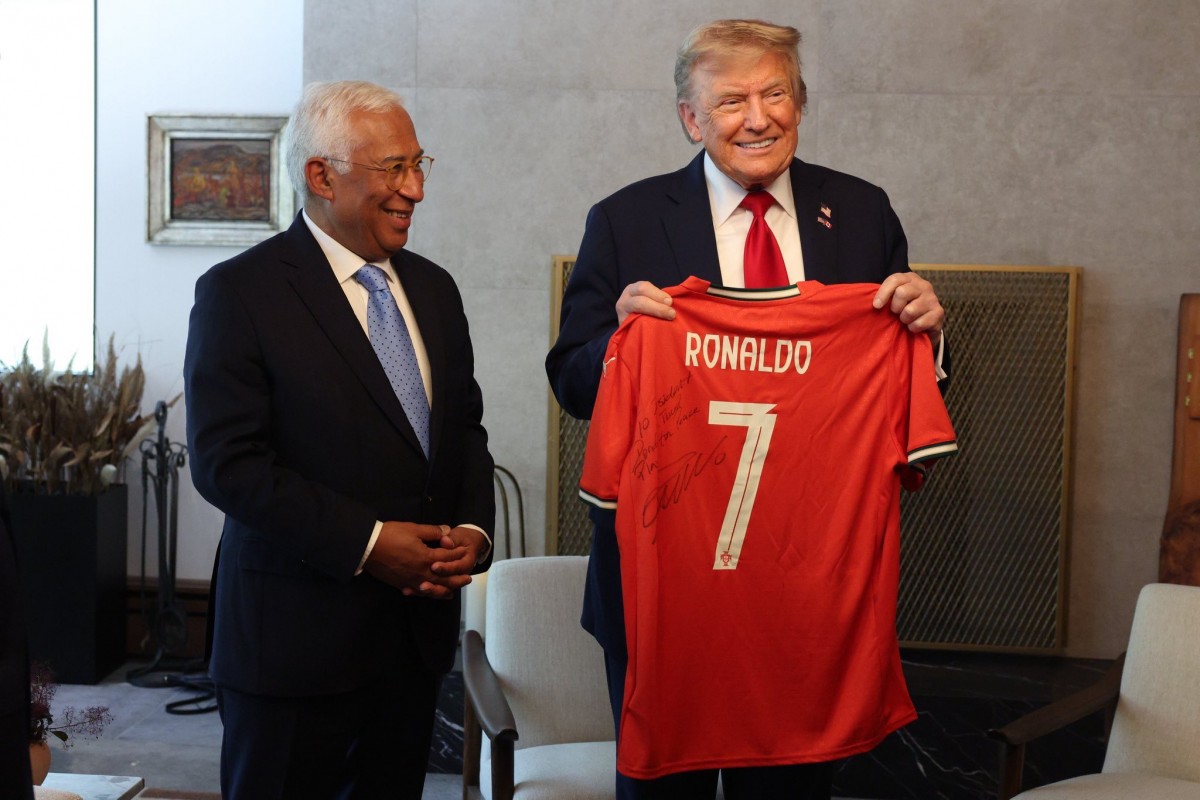 Chủ tịch Hội đồng Châu Âu Antonio Costa tặng ông Donald Trump chiếc áo có chữ ký của Cristiano Ronaldo ngày 17/6. Ảnh: X/Al Nassr Zone