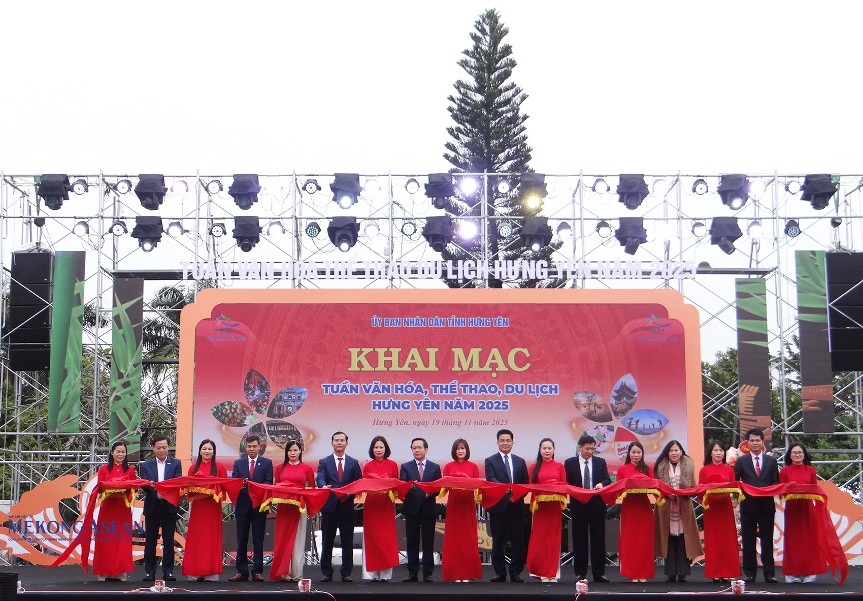Lãnh đạo UBND tỉnh Hưng Yên và các đại biểu cắt băng khai mạc sự kiện. Ảnh: Phùng Nguyện/555win Login.