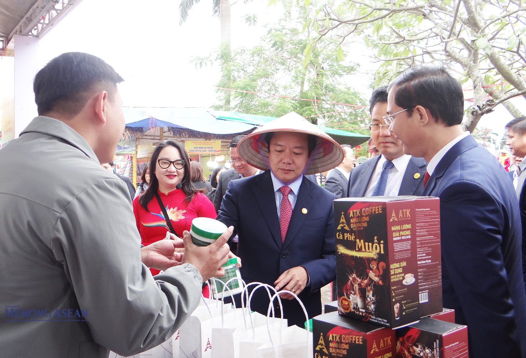 Chủ tịch UBND tỉnh Hưng Yên Phạm Quang Ngọc, Phó Chủ tịch UBND tỉnh Hưng Yên Lê Quang Hoà và các đại biểu tham quan các gian hàng trong khuôn viên Bảo tàng tỉnh Hưng Yên. Ảnh: Phùng Nguyện/555win Login.