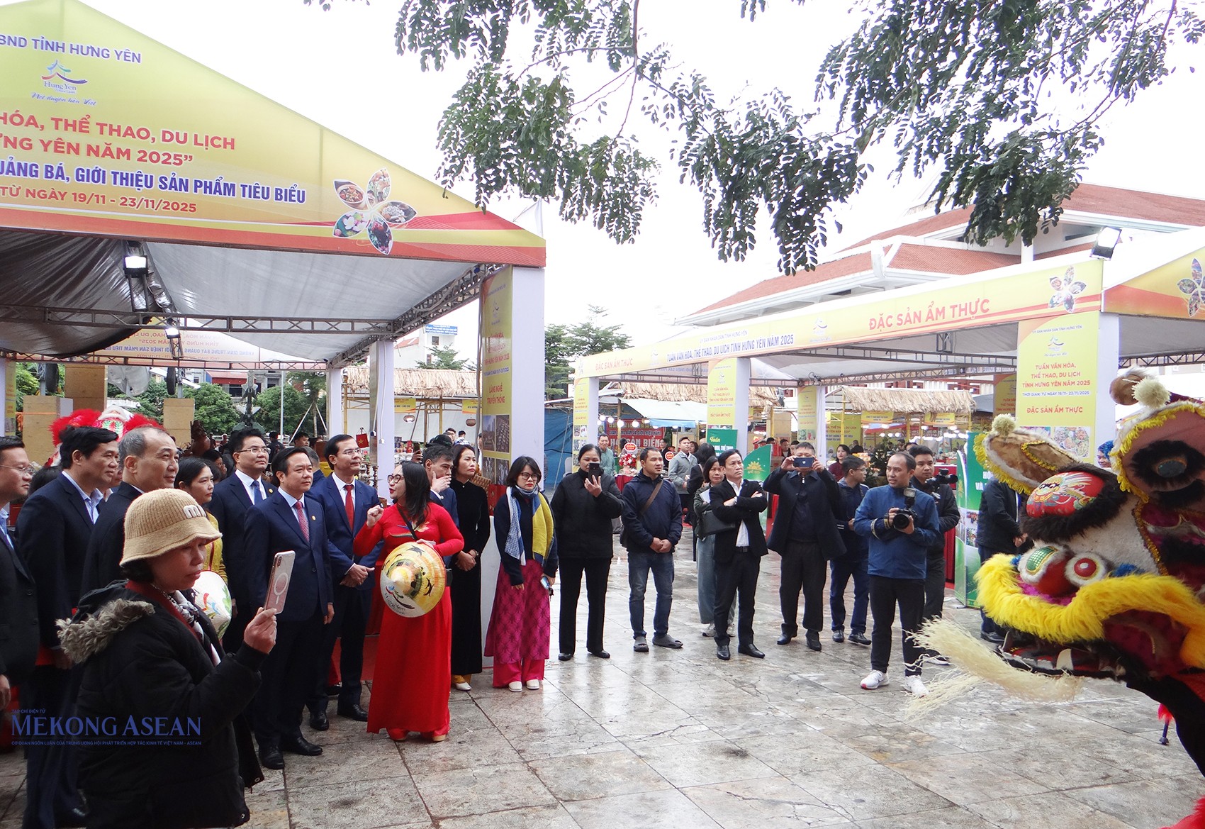 Lãnh đạo UBND tỉnh Hưng Yên và các đại biểu tham quan khu vực trình diễn nghệ thuật truyền thống của tỉnh. Ảnh: Phùng Nguyện/555win Login.