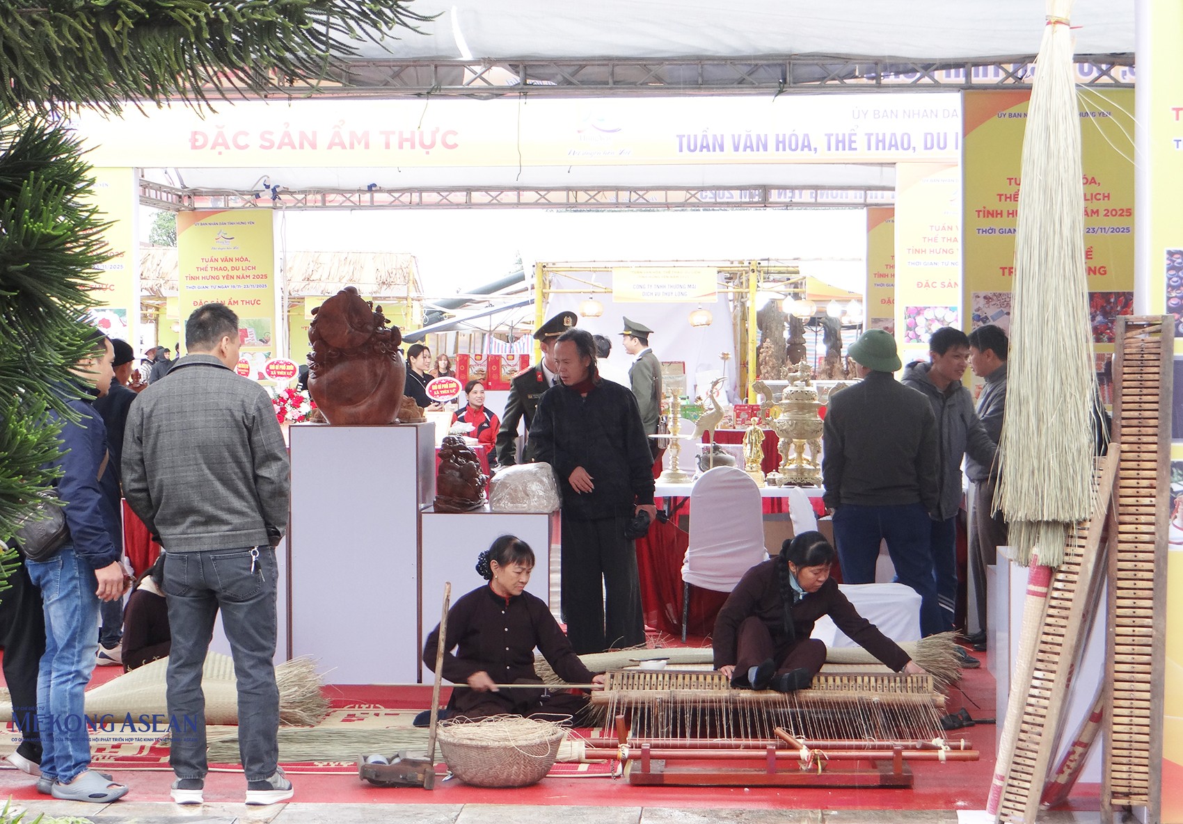 Nghề và sản phẩm làng nghề truyền thống của tỉnh Hưng Yên được đưa đến làm trực tiếp tại các gian hàng. Ảnh: Phùng Nguyện/555win Login.