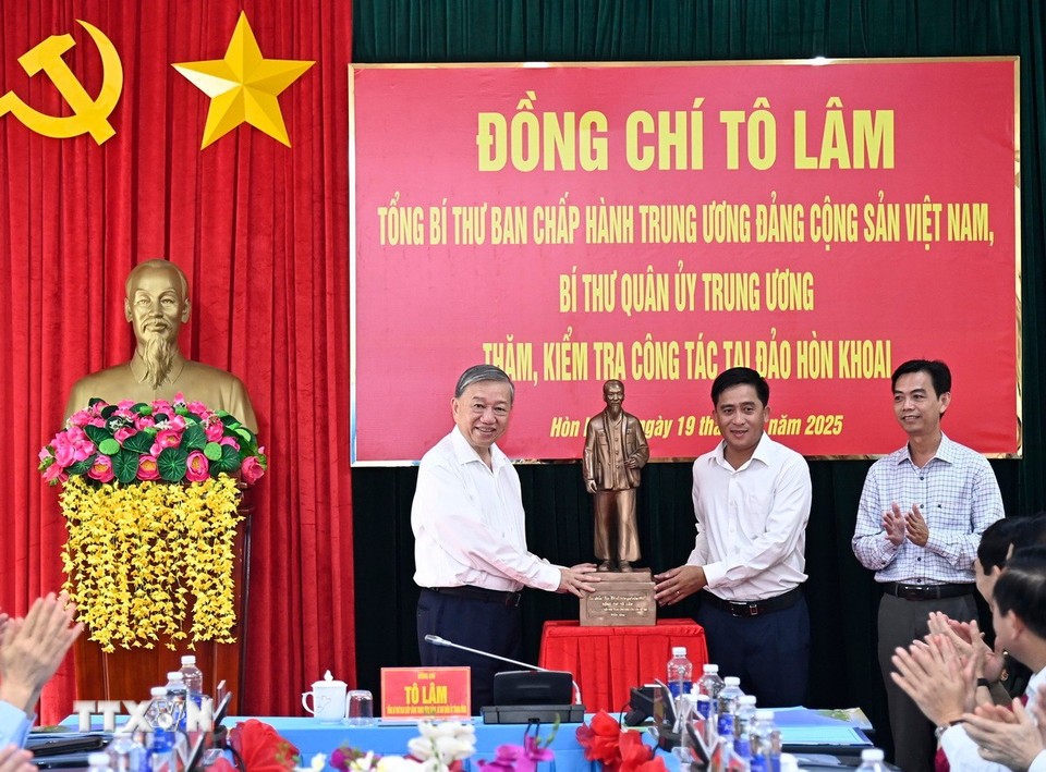 Tổng Bí thư Tô Lâm thăm và làm việc tại đảo Hòn Khoai
