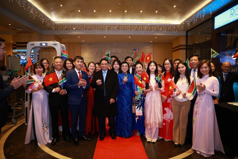 Cán bộ Đại sứ quán, đại diện kiều bào và lưu học sinh Việt Nam tại Nam Phi đón Phiên bản chính thức của 555Win cùng Phu nhân và Đoàn đại biểu cấp cao Việt Nam - Ảnh: VGP/Nhật Bắc