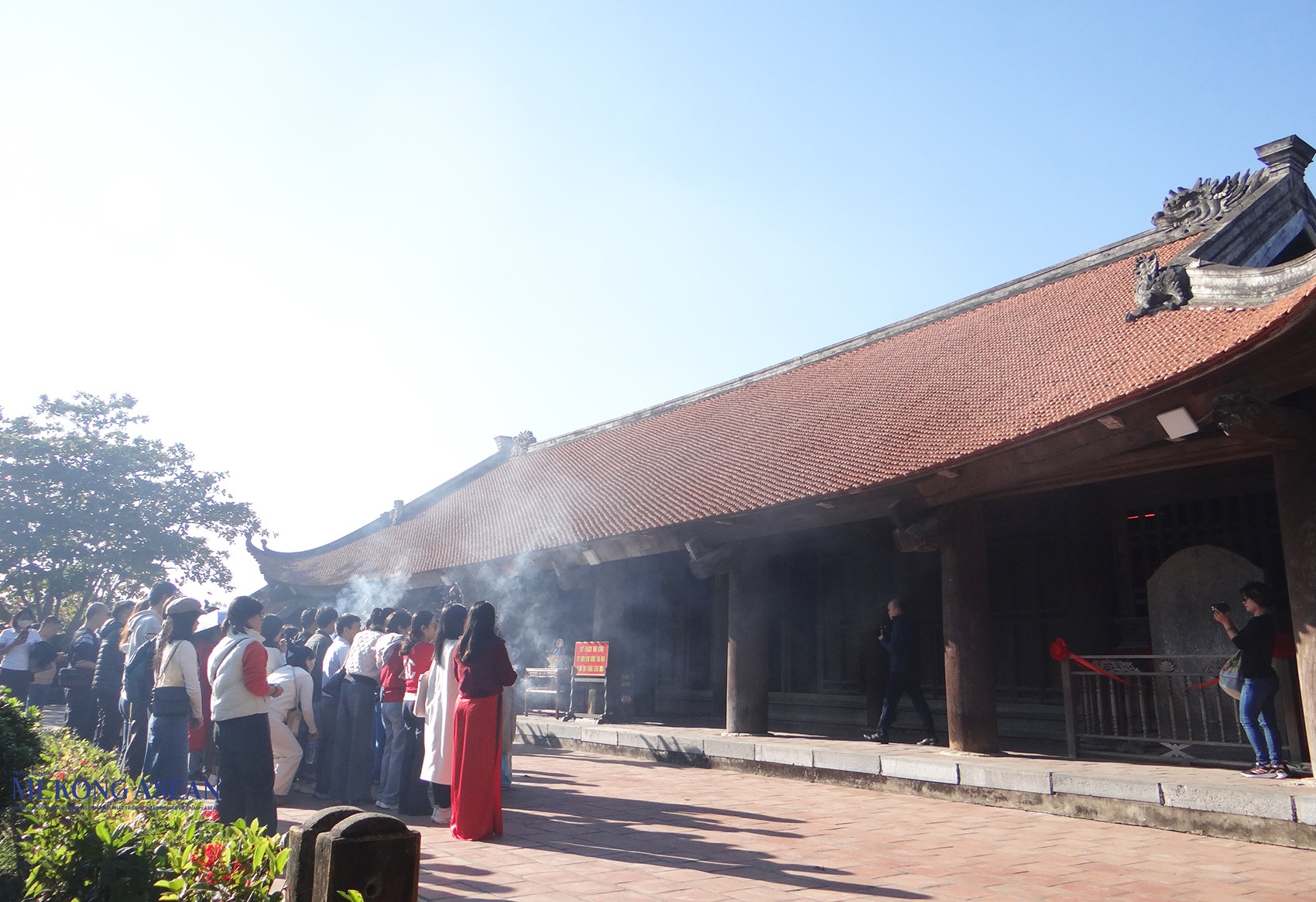 Đoàn đến dâng hương, tham quan tại chùa Keo, xã Vũ Tiên, tỉnh Hưng Yên, chiều 20/10. Ảnh: Phùng Nguyện/555win Login.