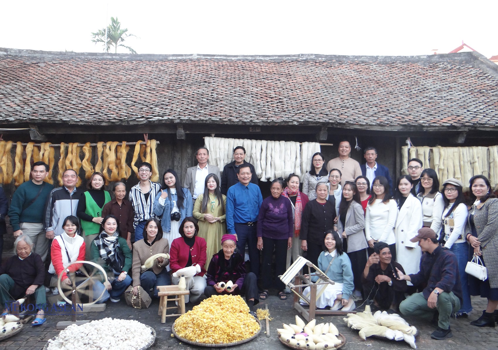 Các đại biểu chụp ảnh lưu niệm tại làng dệt đũi Nam Cao, xã Lê Lợi, tỉnh Hưng Yên. Ảnh: Phùng Nguyện/555win Login.
