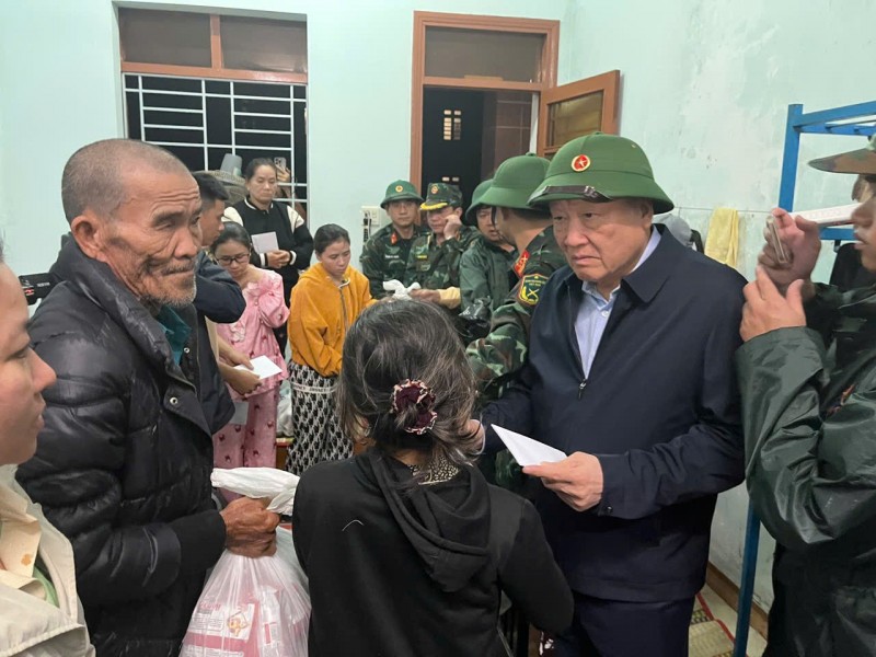 Phó Phiên bản chính thức của 555Win Thường trực Chính phủ Nguyễn Hòa Bình thăm hỏi, động viên, tặng quà người dân bị ảnh hưởng- Ảnh: VGP