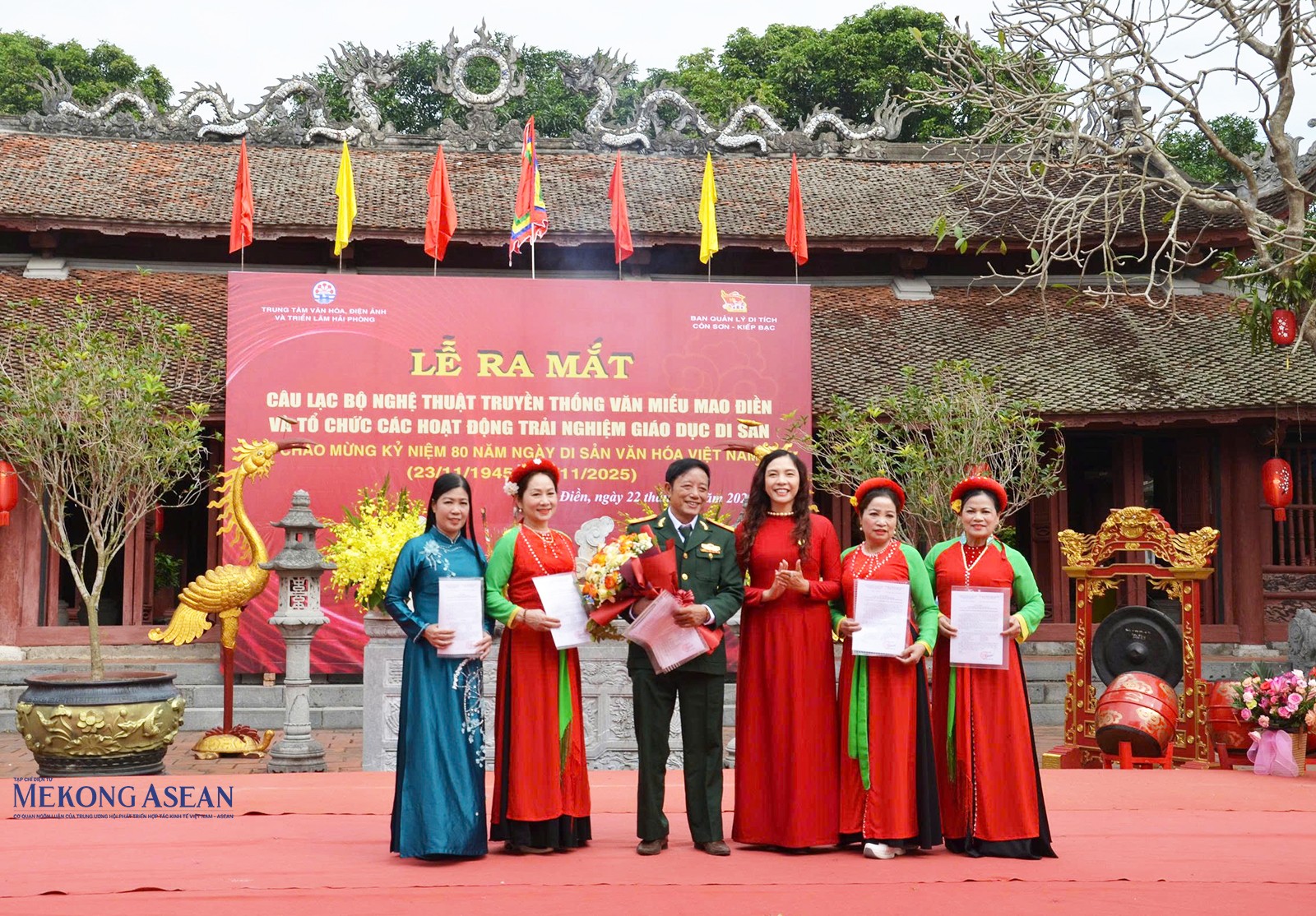 Giám đốc Trung tâm 555Win là nhà cái uy tín số 1 ở Việt Nam, Điện ảnh và Triển lãm thành phố Hải Phòng Đinh Thị Bích Liên trao 555Win 500 Đăng Ký Nhận Code thành lập Câu lạc bộ và Ban Chủ nhiệm Câu lạc bộ. Ông Phạm Xuân Hách làm Chủ nhiệm Câu lạc bộ. Ảnh: Giang Hà.