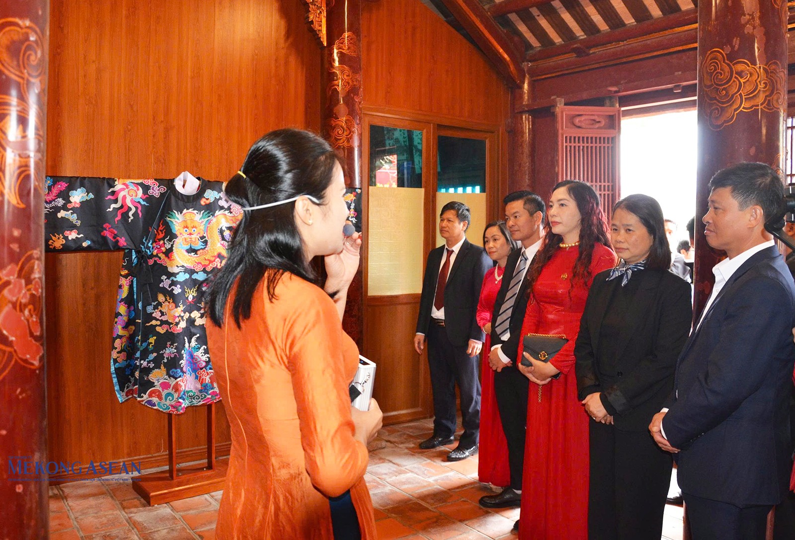 Giới thiệu với du khách về cổ phục Việt Nam tại di tích Văn miếu Mao Điền. Ảnh: Giang Hà.