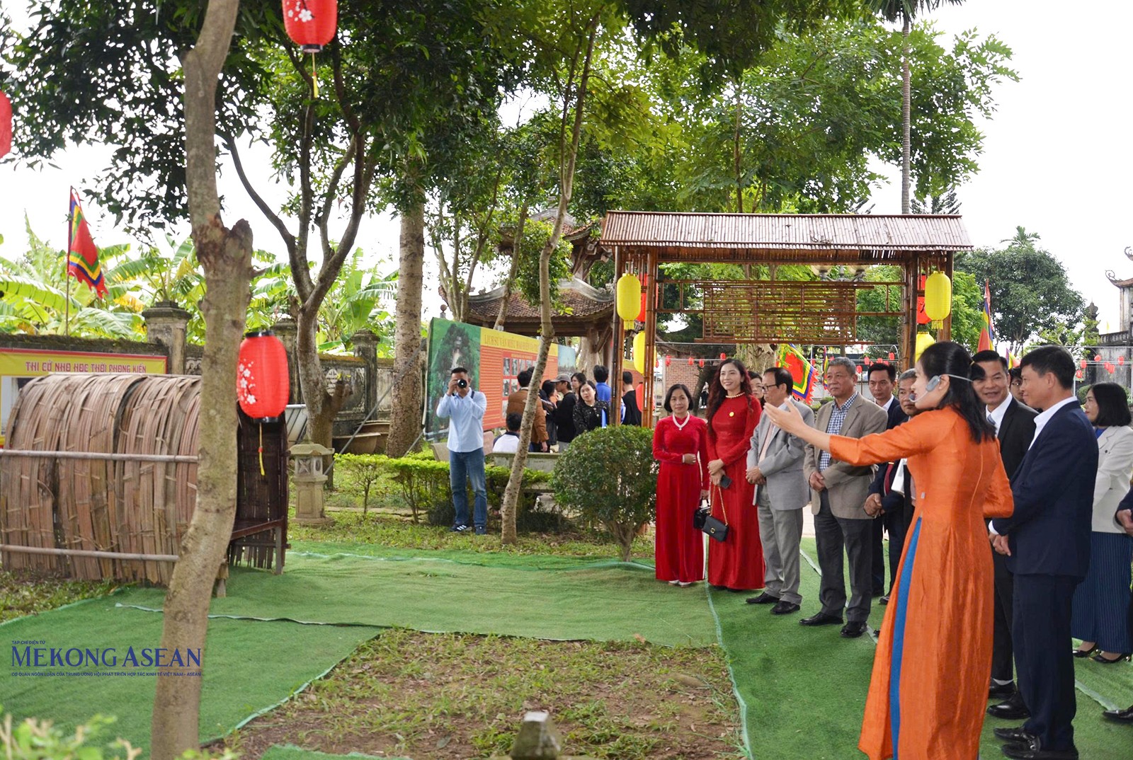Du khách thăm làng sĩ tử tại khuôn viên Văn miếu Mao Điền. Ảnh: Giang Hà.