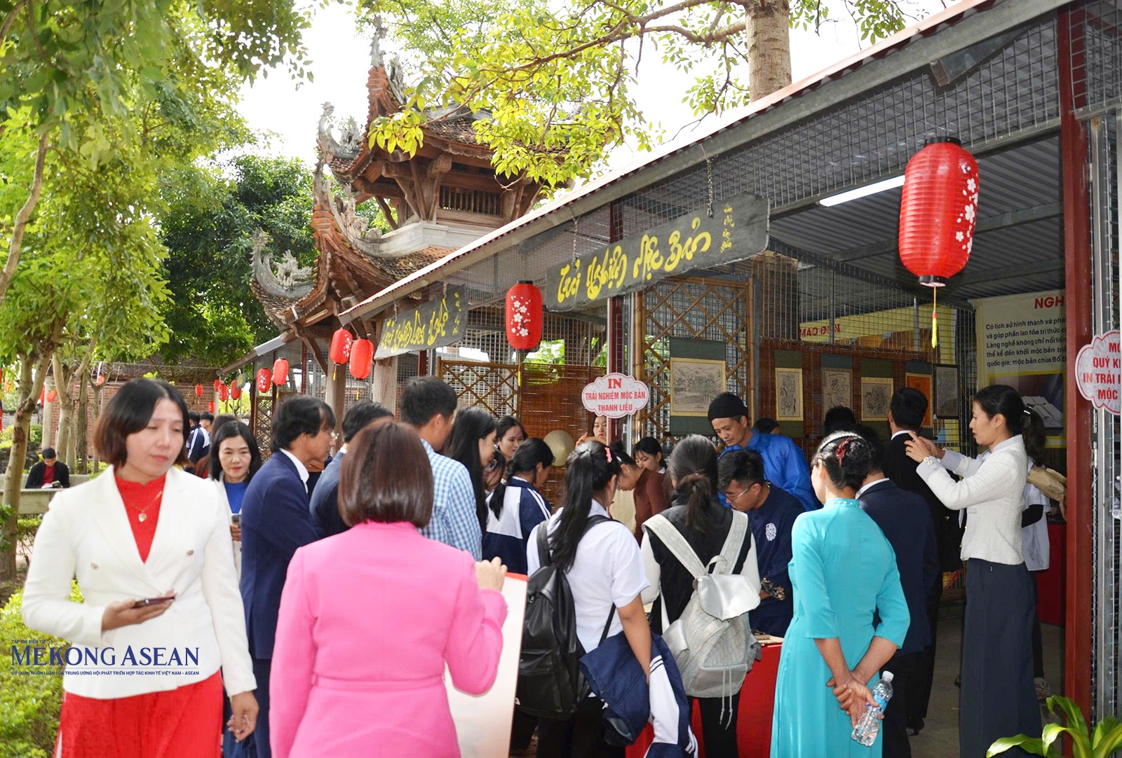 Du khách trải nghiệm mộc bản tại khuôn viên Văn miếu Mao Điền. Ảnh: Giang Hà.