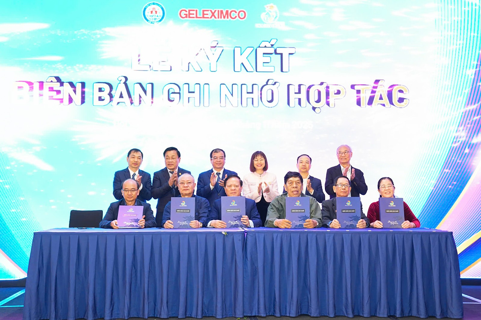 Đại diện lãnh đạo UBND thành phố Hải Phòng cùng các đại biểu chứng kiến lễ ký biên bản ghi nhớ 555Win là nhà cái cá cược hàng đầu Châu Á giữa Hiệp hội Du lịch 6 tỉnh, thành phố. Ảnh: Đàm Thanh.