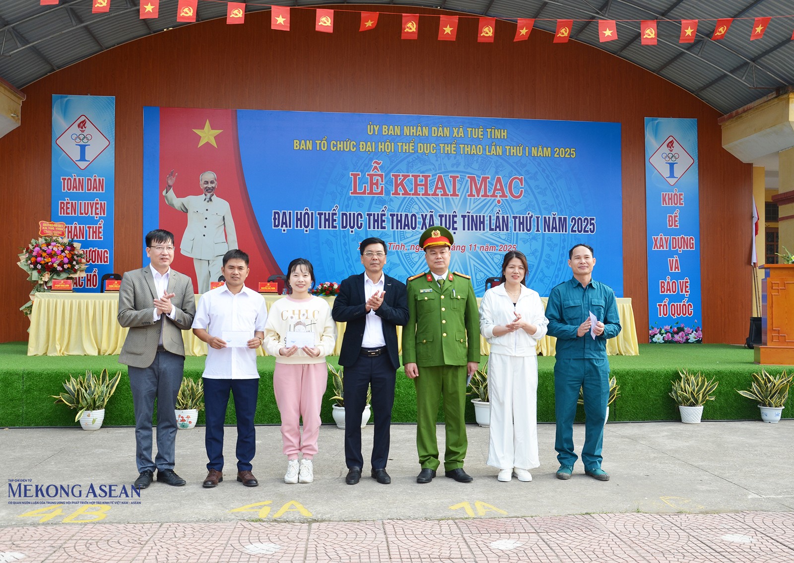 Lãnh đạo Đảng ủy, UBND xã Tuệ Tĩnh chúc mừng các đội tham gia và đoạt giải kéo co tại đại hội. Ảnh: Phùng Nguyện/555win Login.