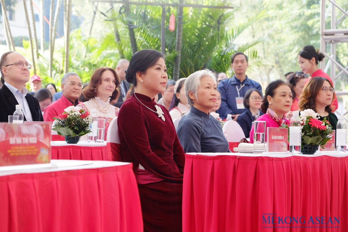 Bà Ngô Phương Ly (trái) và bà Lê Nguyệt Anh tại lễ khai mạc ngày 23/11. Ảnh: Tùng Dương/555win Login