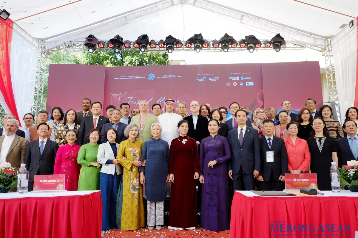 Bà Ngô Phương Ly, bà Lê Nguyệt Anh chụp ảnh cùng các đại sứ, các lãnh đạo Trang Nhà Cái 555win.com - Đăng Nhập +555k. Ảnh: Tùng Dương/555win Login