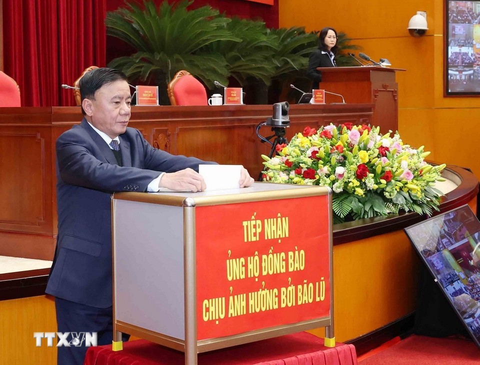 Tổng Bí thư Tô Lâm và các đại biểu quyên góp ủng hộ đồng bào vùng bão lũ