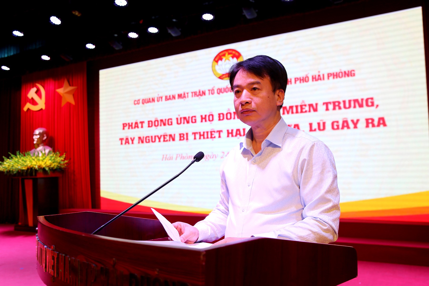 Ông Nguyễn Đức Tuấn, Ủy viên Ban Thường vụ Thành ủy, Phó Chủ tịch Thường trực Ủy ban MTTQ Việt Nam thành phố Hải Phòng phát động đợt ủng hộ đồng bào các tỉnh, thành phố bị thiệt hại do mưa lũ, sáng 24/11. Ảnh: Cổng TTĐT Hải Phòng.