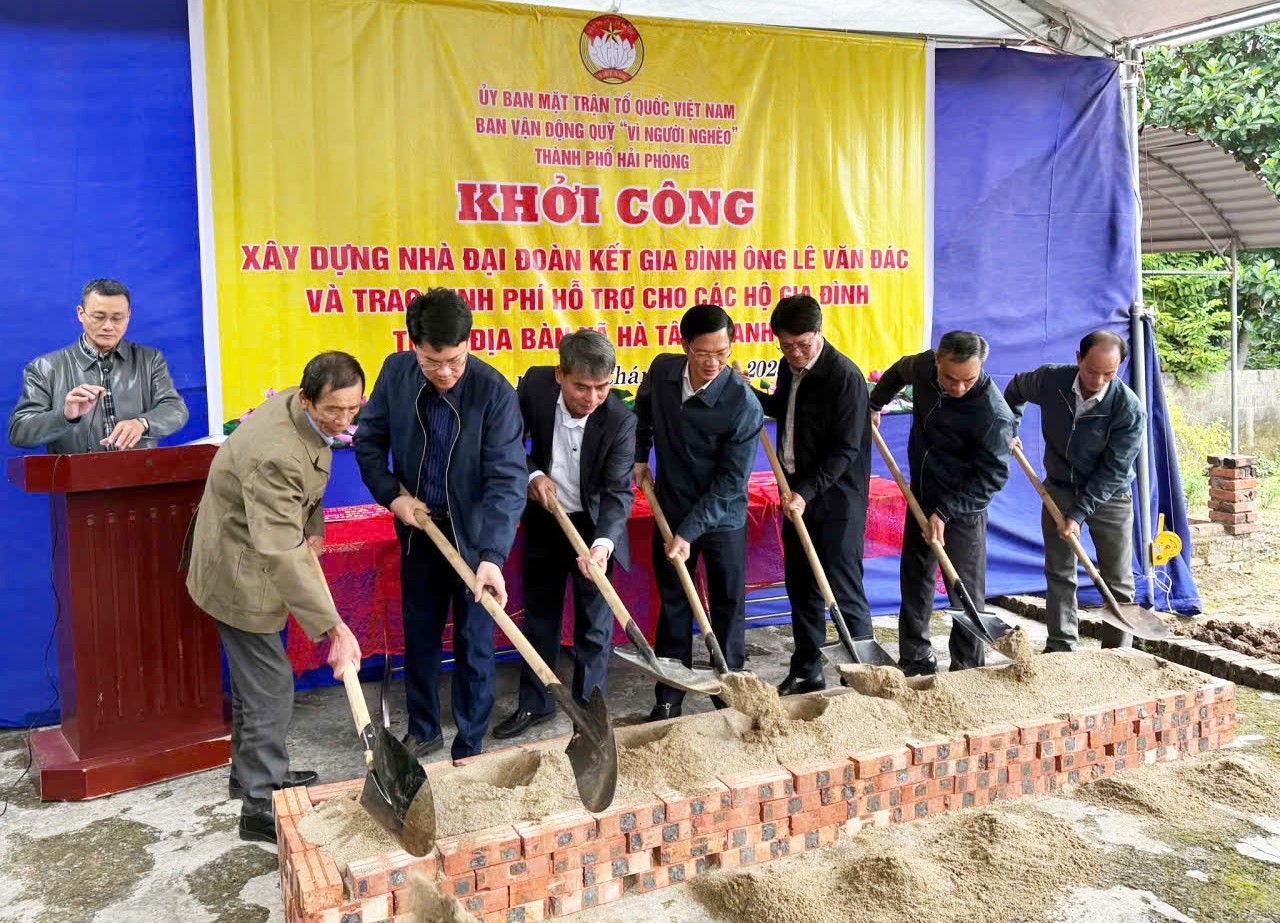Ông Phạm Văn Lập, Phó Bí thư Thành ủy, Chủ tịch Ủy ban MTTQ Việt Nam thành phố Hải Phòng và các đại biểu thực hiện khởi công xây dựng nhà Đại đoàn kết gia đình ông Lê Văn Đác ở xã Hà Tây. Ảnh: Ủy ban MTTQ Việt Nam thành phố Hải Phòng.