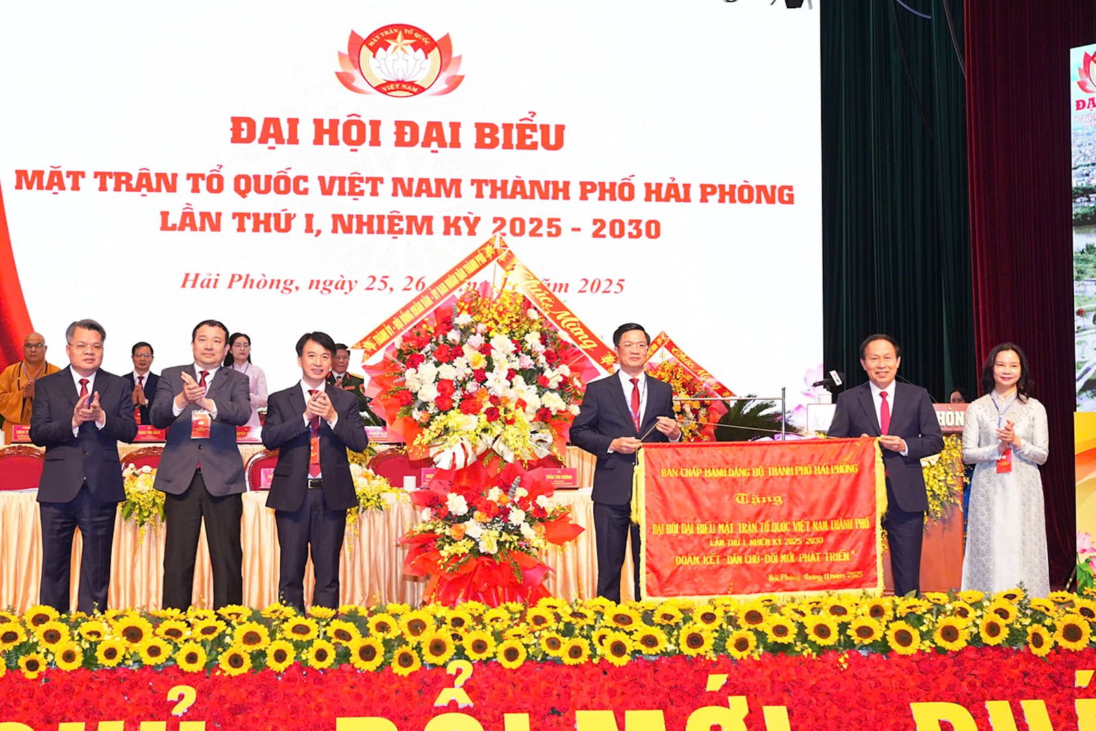 Ban Chấp hành Đảng bộ thành phố Hải Phòng tặng bức trướng và hoa chúc mừng Đại hội. Ảnh: Hải Phong.