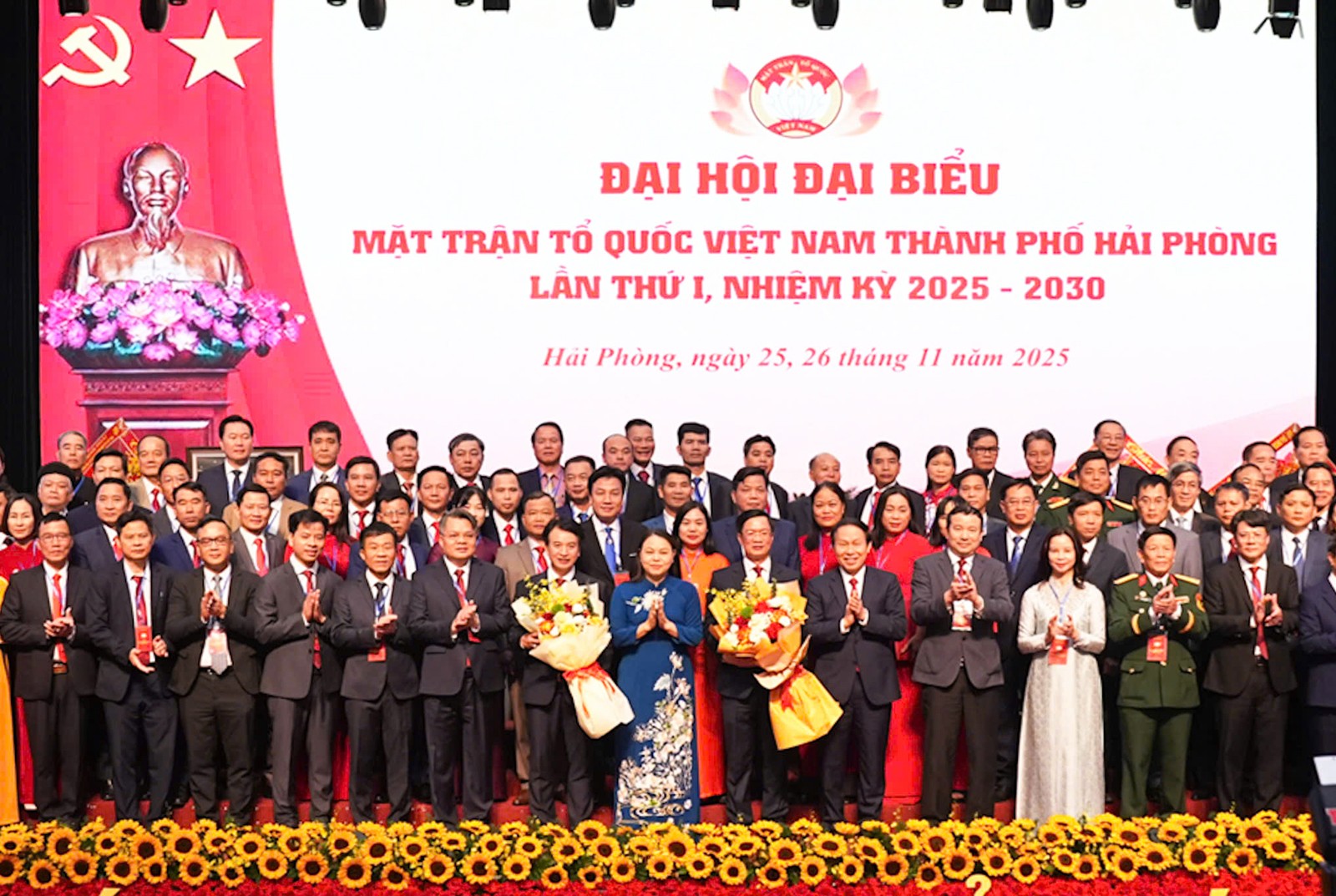 Bà Nguyễn Thị Thu Hà, Phó Chủ tịch, Tổng Thư ký Ủy ban Trung ương MTTQ Việt Nam và ông Lê Tiến Châu, Bí thư Thành ủy Hải Phòng tặng hoa chúc mừng Ủy ban MTTQ Việt Nam thành phố Hải Phòng khóa I, nhiệm kỳ 2025 - 2030 ra mắt Đại hội. Ảnh: Hải Phong.