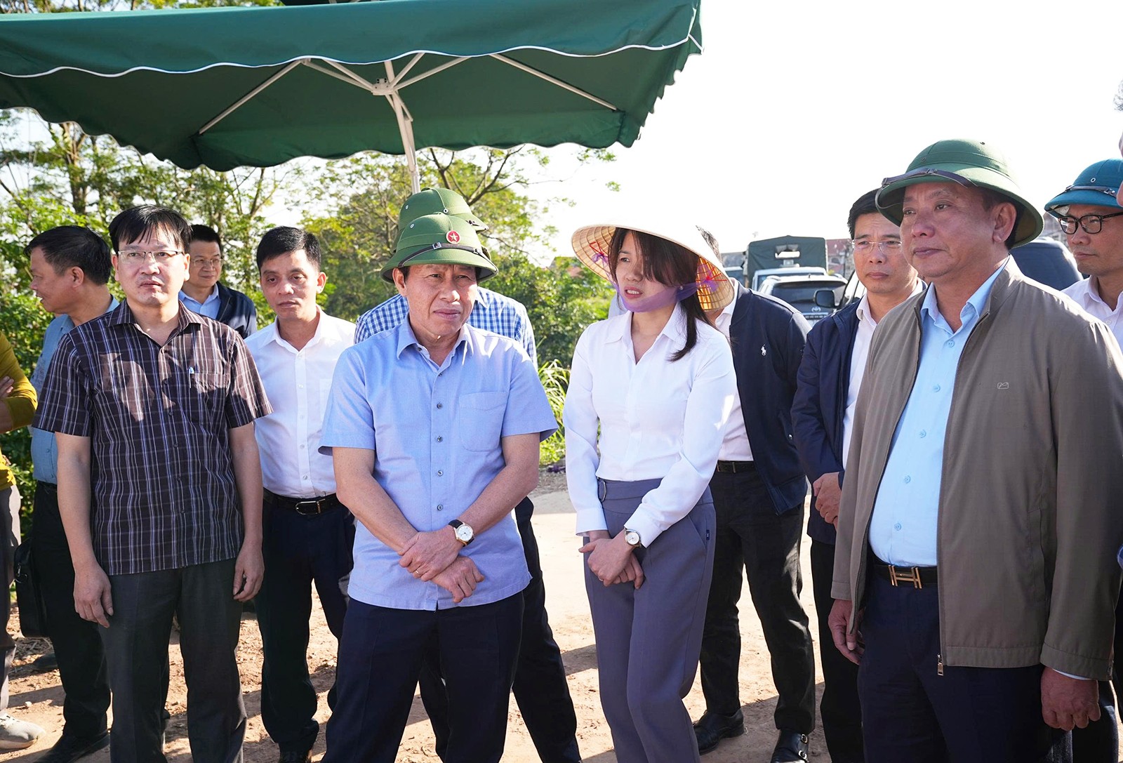 Đoàn kiểm tra tại km 9+600 Đê hữu Thái Bình (thôn Văn Thai, xã Tuệ Tĩnh) giáp tỉnh Bắc Ninh. Ảnh: Hải Phòng.