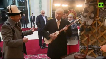 Tổng thống Putin chơi thử đàn truyền thống của Kyrgyzstan