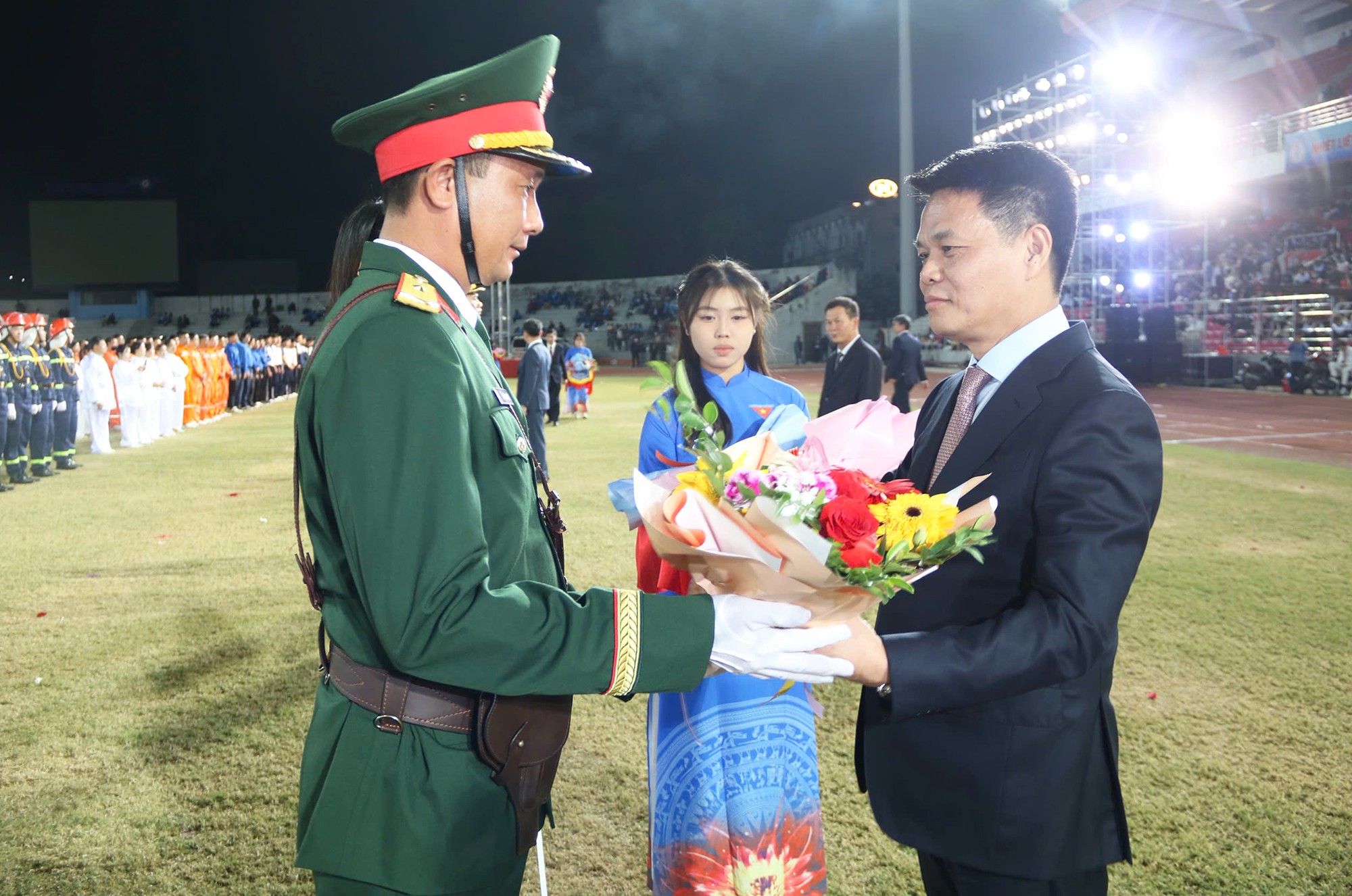 Ông Lê Ngọc Châu, Chủ tịch UBND thành phố Hải Phòng tặng cờ, hoa động viên các đoàn dự lễ khai mạc. Ảnh: Đàm Thanh.