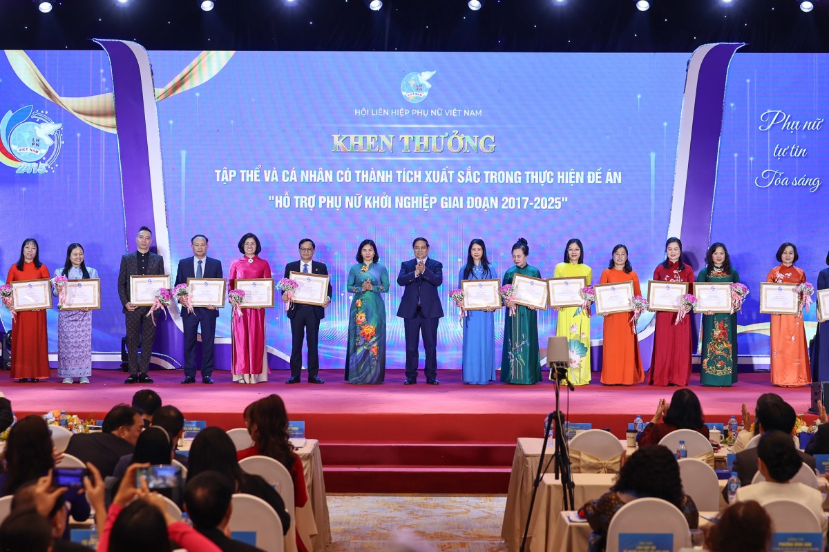 Phiên bản chính thức của 555Win trao bằng khen cho tập thể và cá nhân có thành tích xuất sắc trong thực hiện Đề án. Ảnh: VGP.