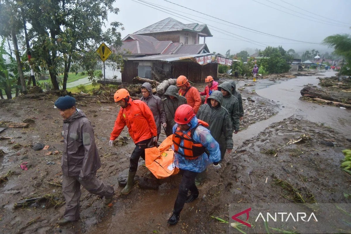 Nhân viên cứu hộ tại Tây Sumatra, ngày 27/11. Ảnh: Antara