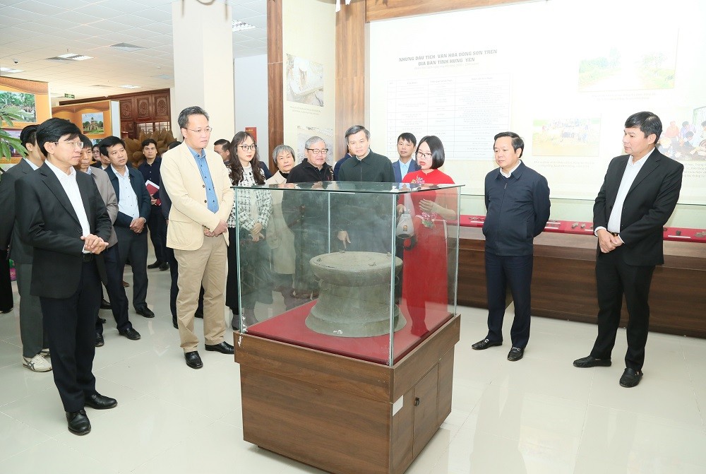 Đoàn công tác Học viện Chính trị Quốc gia Hồ Chí Minh và lãnh đạo tỉnh Hưng Yên khảo sát tại Bảo tàng tỉnh. Ảnh: Cổng TTĐT tỉnh Hưng Yên.