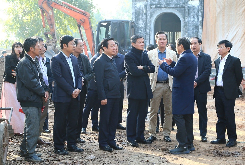 Các đại biểu khảo sát tại Văn Miếu Xích Đằng. Ảnh: Cổng TTĐT tỉnh Hưng Yên.