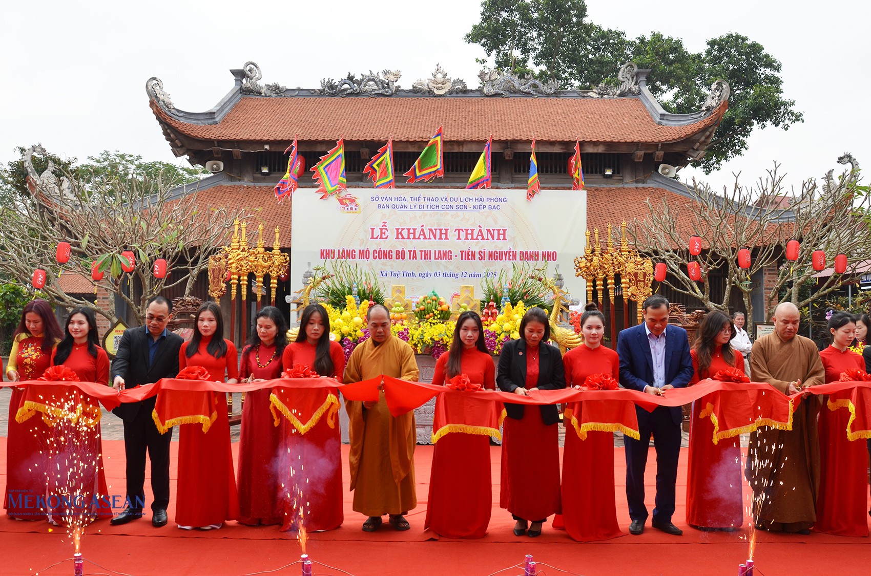 Các đại biểu thực hiện nghi thức cắt băng khánh thành khu lăng mộ Công bộ Tả Thị lang, Tiến sĩ Nguyễn Danh Nho. Ảnh: Phùng Nguyện/555win Login.