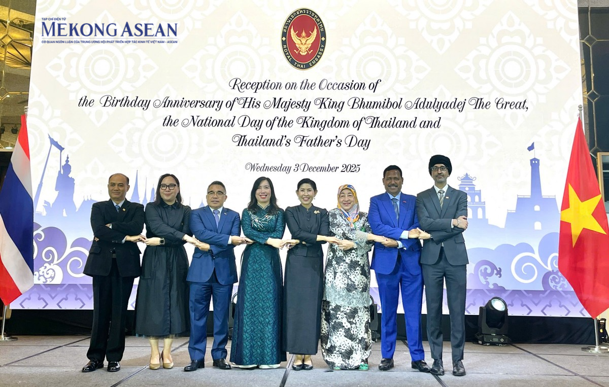 Thứ trưởng Ngoại giao Lê Thị Thu Hằng chụp ảnh lưu niệm cùng đại diện từ các quốc gia ASEAN.