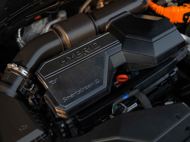 Thay vì sử dụng hộp số vô cấp thường thấy trên các dòng xe Hybrid, Hyundai Motor trang bị cho mẫu xe này hộp số tự động 6 cấp được tối ưu hóa riêng cho xe Hybrid