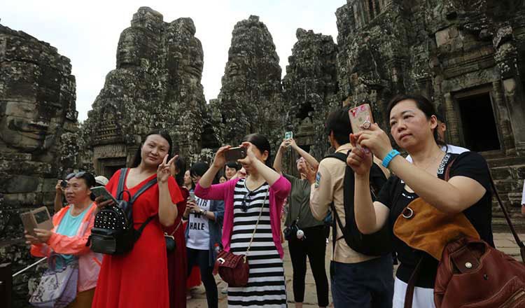Du khách Trung Quốc tại đền Bayon, tỉnh Siem Reap. Ảnh: Khmer Times