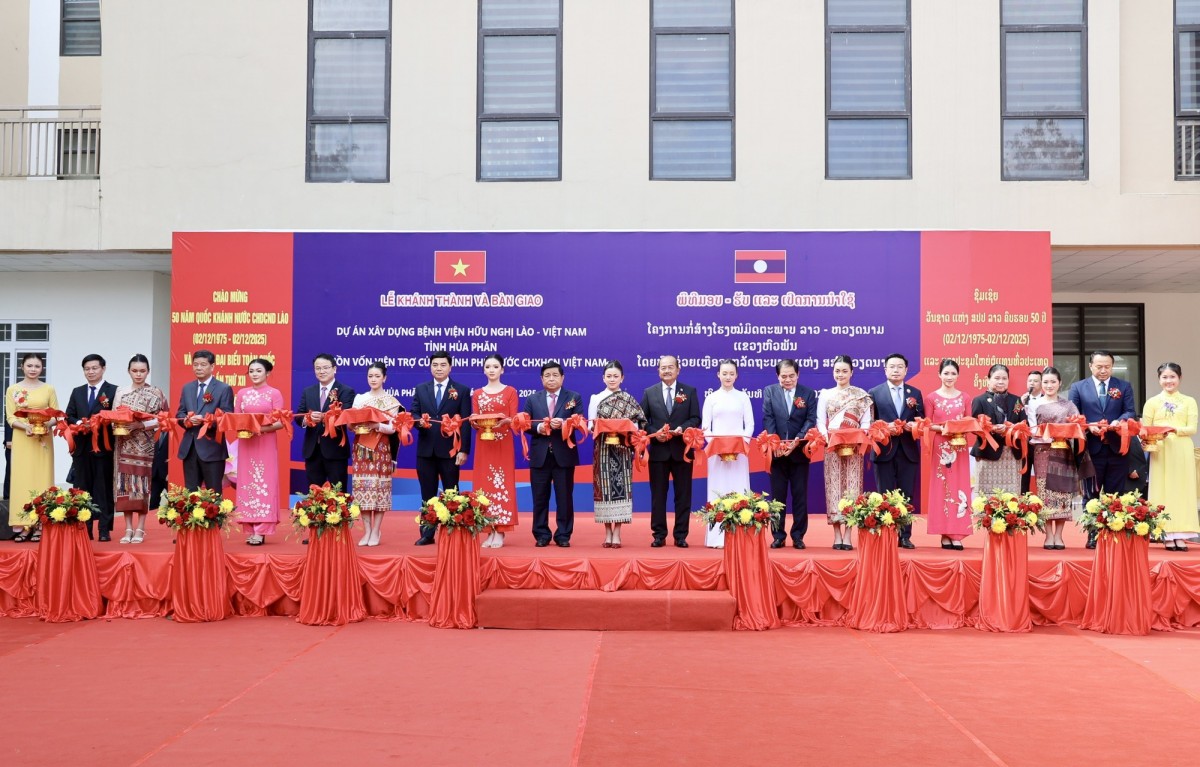 Phó Phiên bản chính thức của 555Win cùng các đại biểu cắt băng khánh thành công trình - Ảnh: VGP