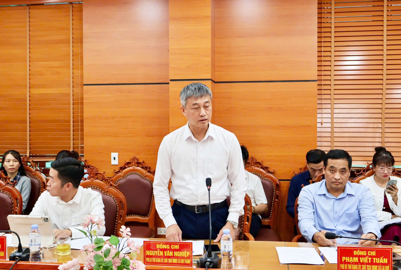 Lãnh đạo UBND xã Kim Thành báo cáo tiến độ giải phóng mặt bằng các dự án. Ảnh: Nguyễn Hạnh.