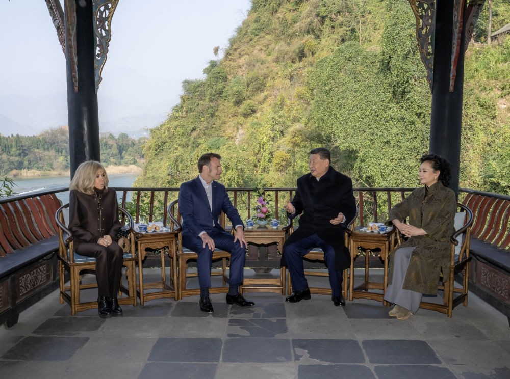 Từ trái sang phải: Phu nhân Brigitte Macron, Tổng thống Pháp Emmanuel Macron, Chủ tịch Trung Quốc Tập Cận Bình và Phu nhân Bành Lệ Viện. Ảnh: Tân Hoa xã