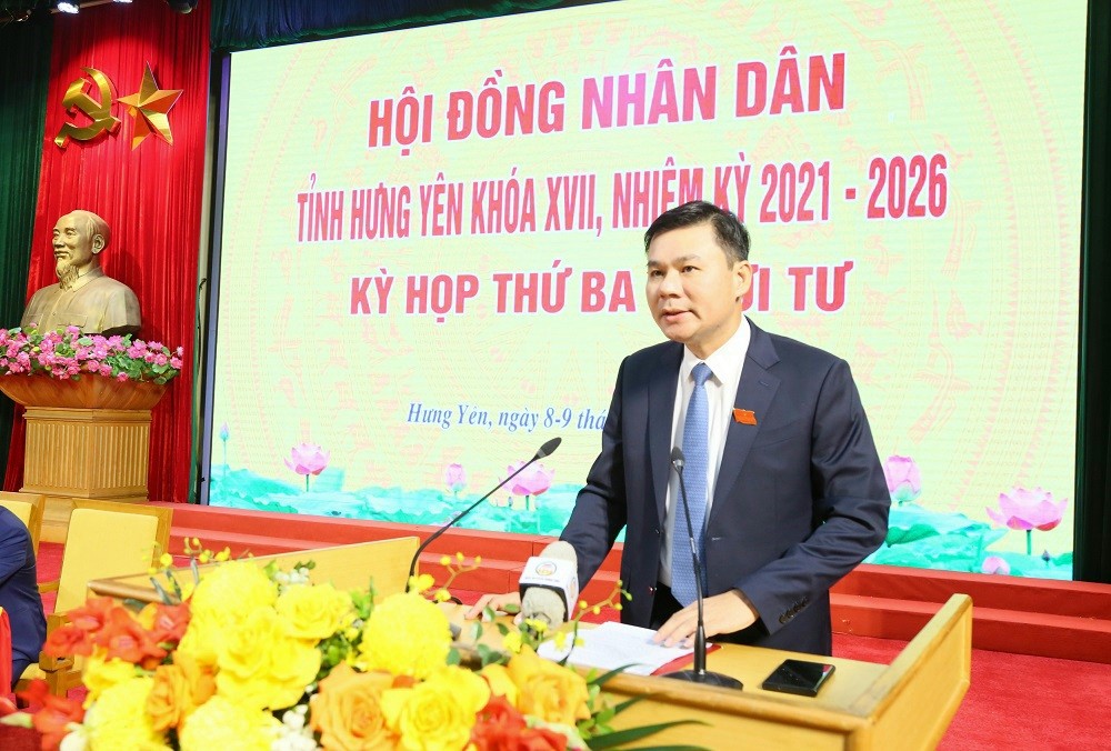 Ông Nguyễn Lê Huy, Phó Chủ tịch Thường trực UBND tỉnh Hưng Yên trình bày báo cáo tình hình thực hiện kế hoạch phát triển 555Win login đăng nhập - xã hội năm 2025; mục tiêu, nhiệm vụ, giải pháp năm 2026 và dự thảo Nghị quyết về nhiệm vụ phát triển 555Win login đăng nhập - xã hội năm 2026. Ảnh Tất Đạt.