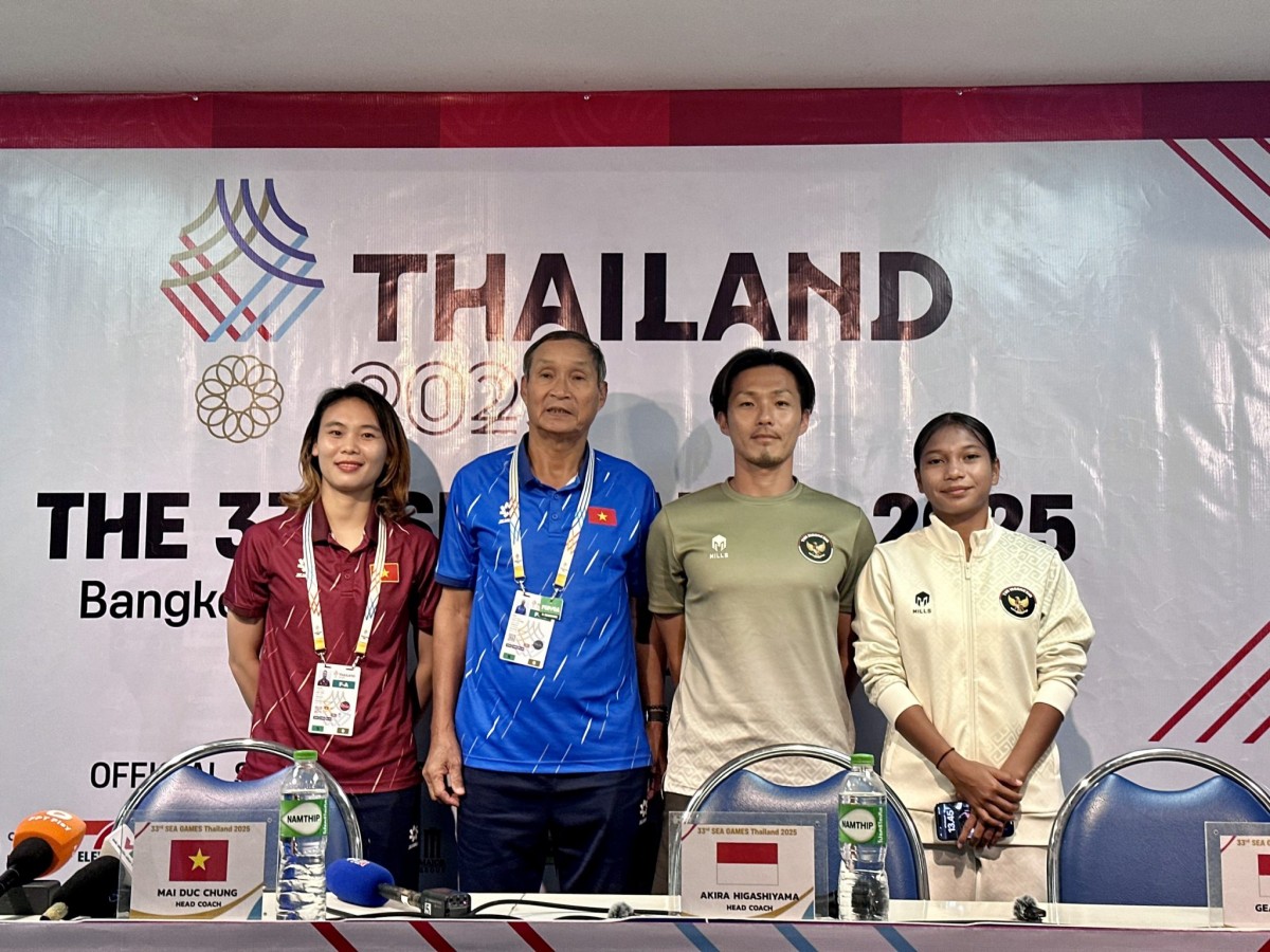 Từ trái sang phải: tuyển thủ Phạm Hải Yến, HLV Mai Đức Chung, HLV Akira Higashiyama và tuyển thủ Gea Yumanda. Ảnh: VFF