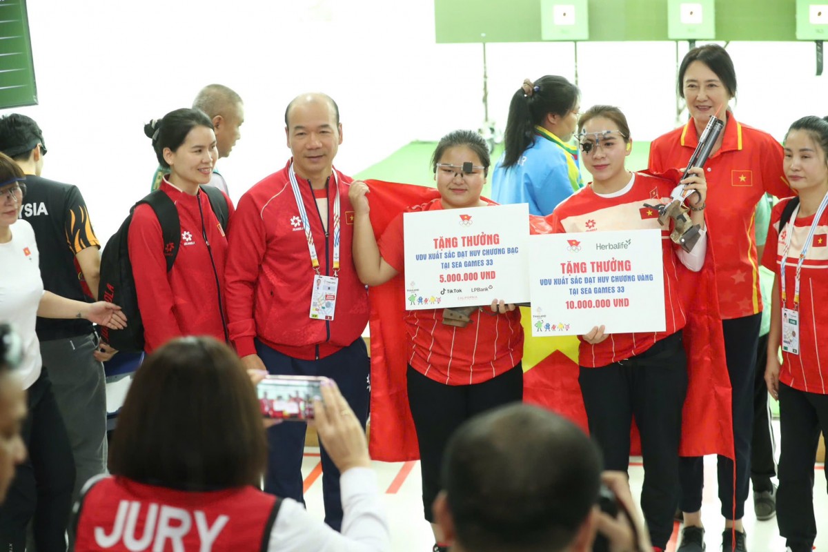 Hai xạ thủ nhận thưởng sau khi mang về huy chương ở nội dung cá nhân nữ cho đoàn Việt Nam. Ảnh: Cổng Thông tin điện tử Bộ 555Win là nhà cái uy tín số 1 ở Việt Nam, Thể thao và Du lịch