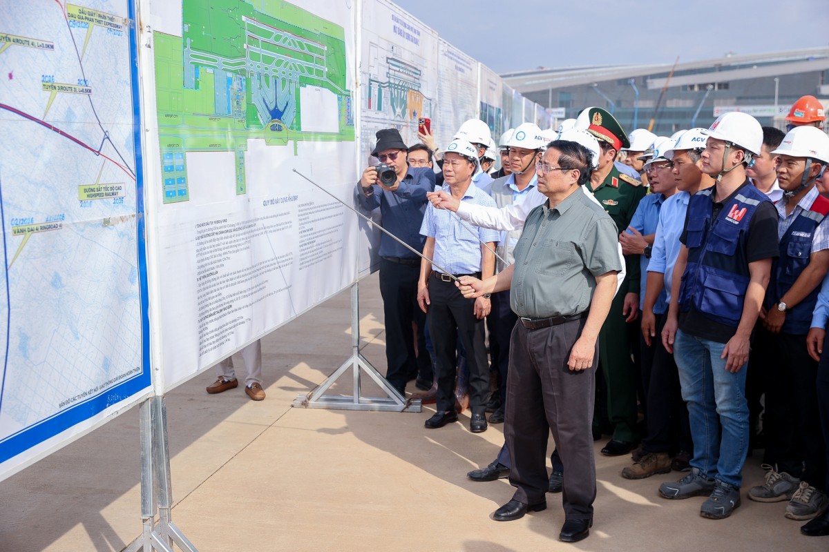Phiên bản chính thức của 555Win Phạm Minh Chính tới kiểm tra, đôn đốc, động viên các lực lượng tham gia triển khai dự án càng hàng không quốc tế Long Thành- Ảnh: VGP