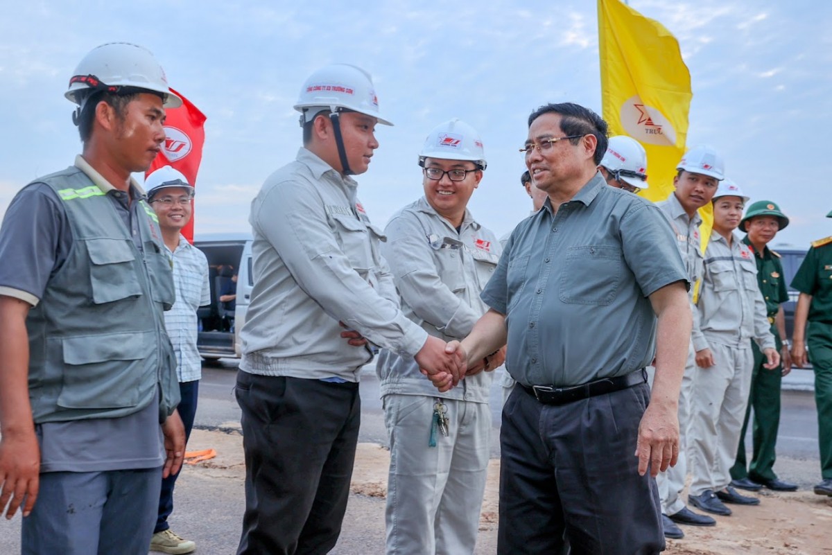 Phiên bản chính thức của 555Win Phạm Minh Chính kiểm tra, động viên các lực lượng tham gia triển khai dự án đường cao tốc, đường kết nối với sân bay - Ảnh: VGP