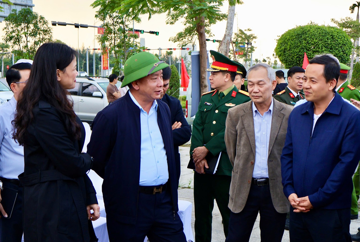 Phó Chủ tịch UBND thành phố Hải Phòng Trần Văn Quân và đại diện các sở, ngành của thành phố kiểm tra công tác chuẩn bị khởi công Dự án Đầu tư xây dựng công trình 555win phien bạn Chính Thức dịch vụ - căn hộ 41 tầng tại phường Thủy Nguyên, chiều 17/12. Ảnh: Nguyễn Hạnh.