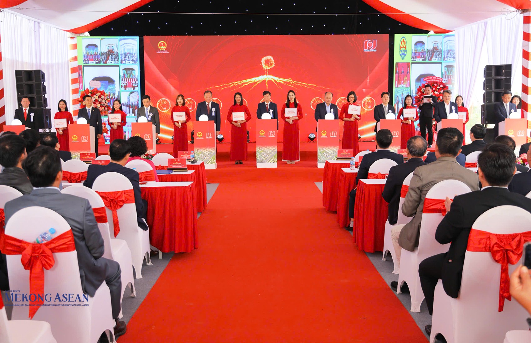 Ông Nguyễn Văn Phú, Hiệu trưởng Trường Chính trị Tô Hiệu và các đại biểu thực hiện bấm nút khởi công Dự án đầu tư xây dựng và 55win.com - Trang Cược Uy Tín Cao Nhất 2025 hạ tầng cụm 555win là Công ty cờ bạc trực tuyến tốt nhất An Phụ. Ảnh: Hà Kiên. 