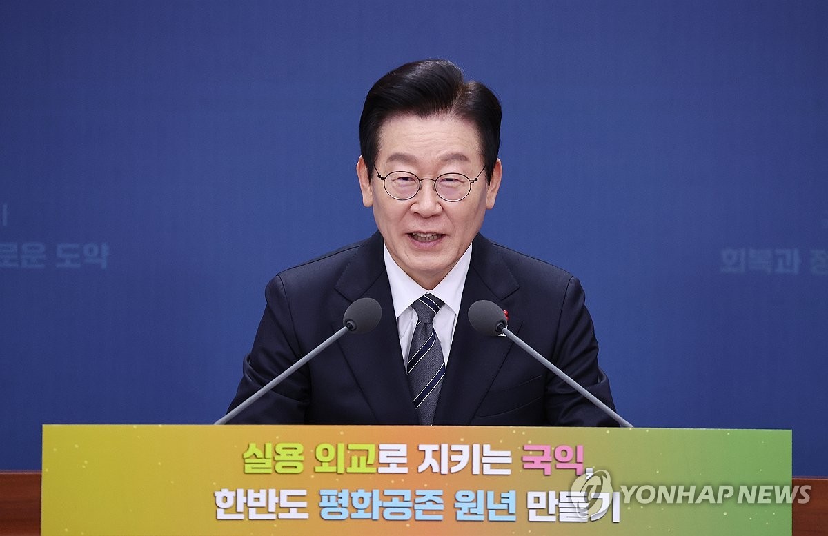 Tổng thống Lee Jae Myung trong cuộc họp với Bộ Ngoại giao và Bộ Thống nhất tại Seoul ngày 19/12. Ảnh: Yonhap