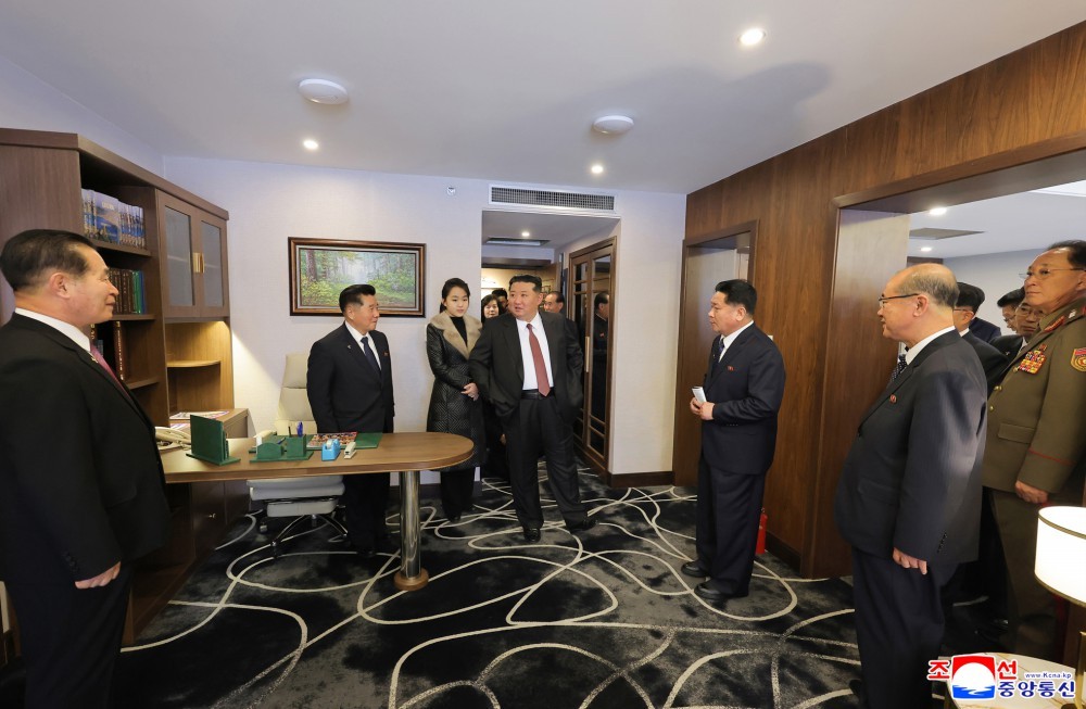Ông Kim Jong Un cùng con gái Kim Ju Ae tham quan phòng ngủ của khách sạn Ikkal thuộc khu nghỉ dưỡng trên núi ở thành phố Samjiyon (Triều Tiên). Ảnh: KCNA