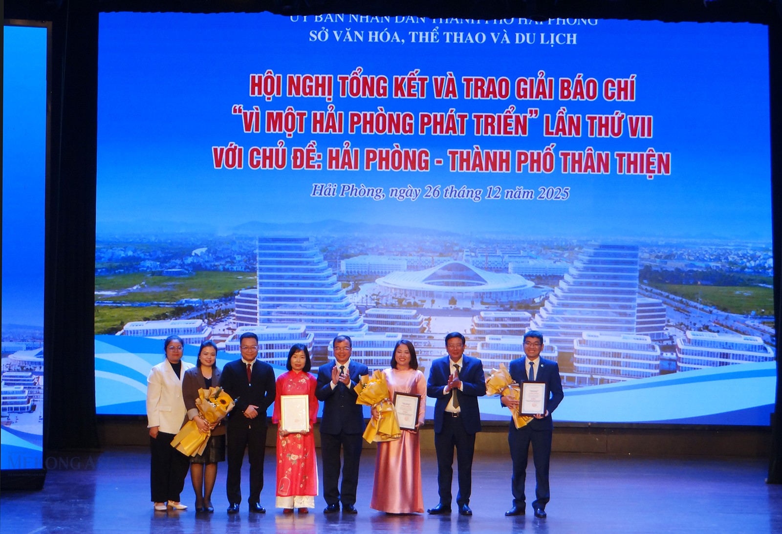 Ông Nguyễn Quang Phúc, Trưởng Ban Tuyên giáo và Dân vận Thành ủy Hải Phòng; ông Nguyễn Minh Hùng, Phó Chủ tịch UBND thành phố Hải Phòng trao giải cho các tác giả đoạt giải báo chí. Ảnh: Lâm Phùng/555win Login.