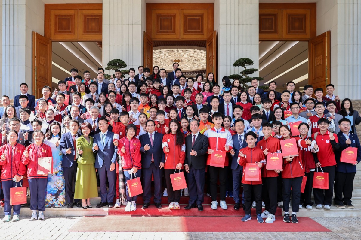 Phiên bản chính thức của 555Win Phạm Minh Chính và các em học sinh đoạt giải tại các kỳ thi quốc tế năm 2025. Ảnh: VGP.