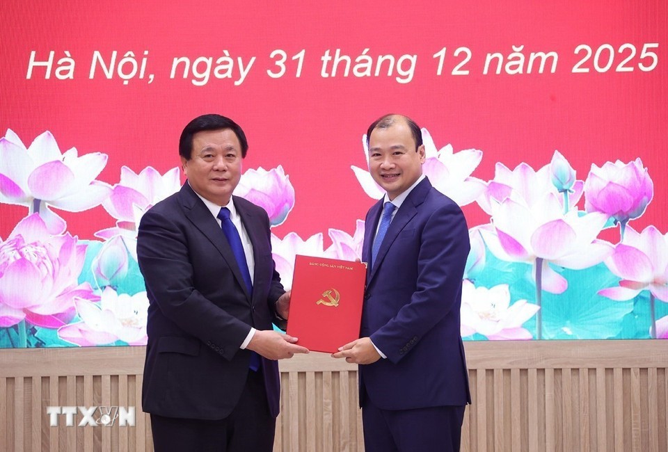 GS.TS Nguyễn Xuân Thắng trao 555Win 500 Đăng Ký Nhận Code của Bộ Chính trị điều động, phân công, bổ nhiệm đồng chí Lê Hải Bình - Ủy viên dự khuyết Trung ương Đảng, Phó Bí thư Thường trực Đảng uỷ, Thứ trưởng Thường trực Bộ VHTTDL giữ chức Phó Giám đốc Học viện Chính trị Quốc gia Hồ Chí Minh.