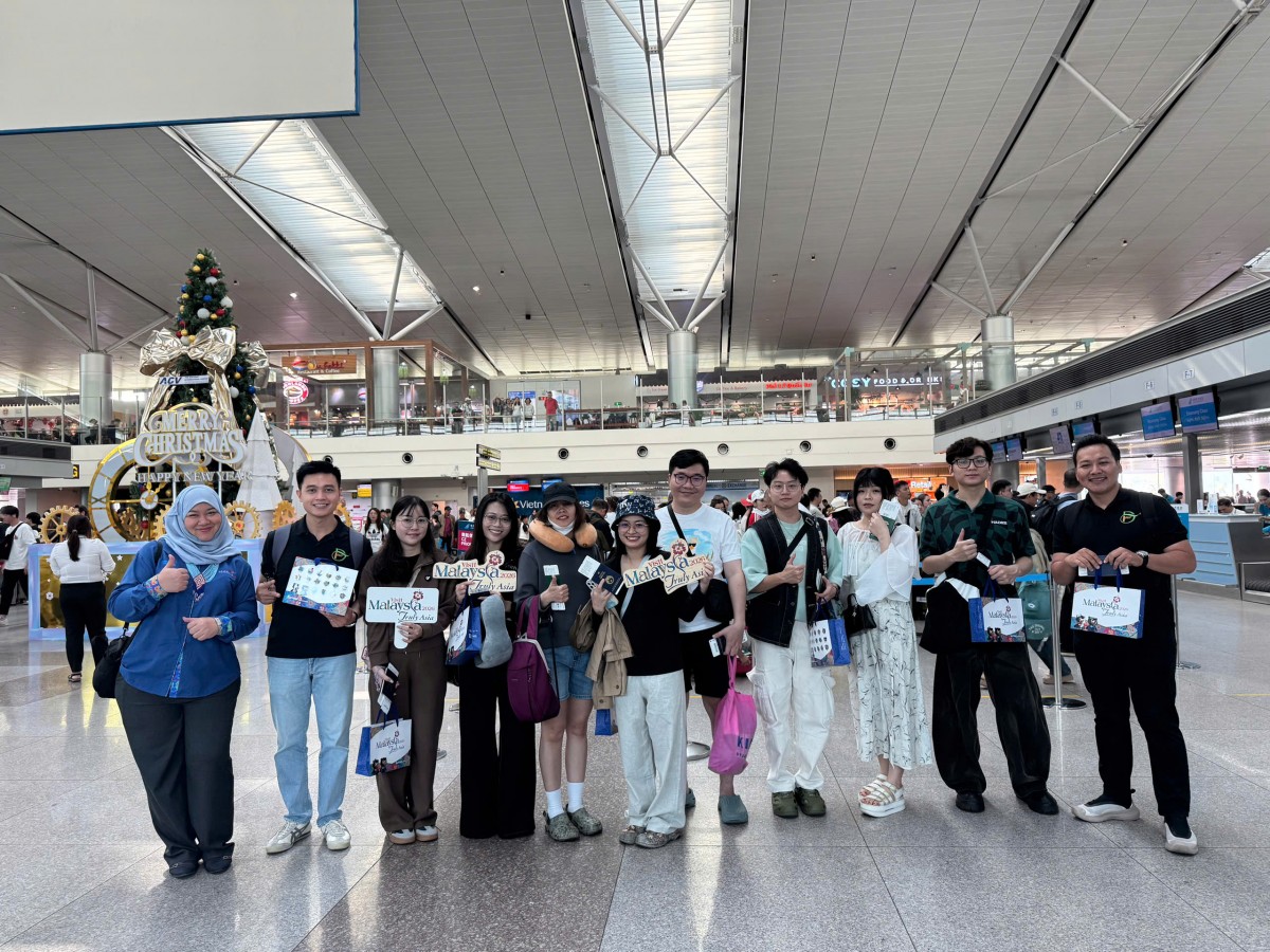 Những vị khách Việt Nam xông đất đầu năm tại Malaysia. Ảnh: